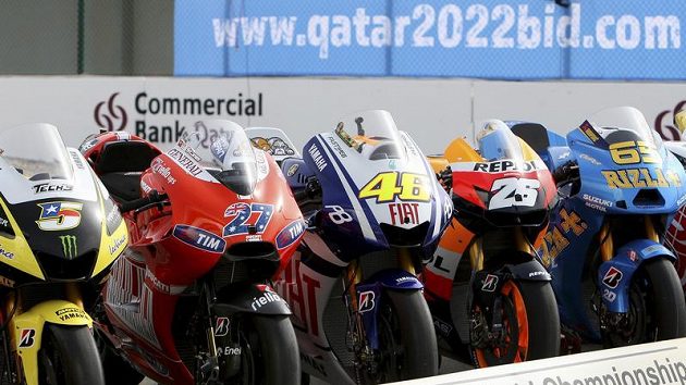 Stroje motocyklových hvězd zůstanou neosedlány. Stroje motocyklových hvězd zůstanou neosedlány.