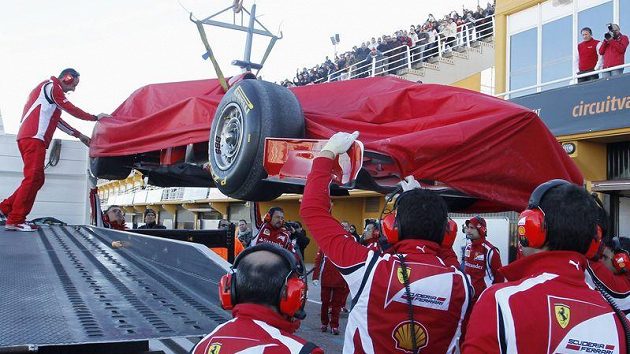 Mechanici Ferrari vykládají v boxech monopost Felipeho Massy. Mechanici Ferrari vykládají v boxech monopost Felipeho Massy.