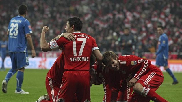 Fotbalisté Bayernu Mnichov se radují z branky. Fotbalisté Bayernu Mnichov se radují z branky.
