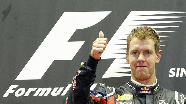 Sebastian Vettel ukazuje na stupních vítězů v Singapuru palec nahoru. Oprávněně, vyhrál podeváté v sezóně. Sebastian Vettel ukazuje na stupních vítězů v Singapuru palec nahoru. Oprávněně, vyhrál podeváté v sezóně.