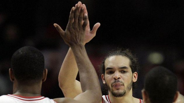 Joakim Noah (uprostřed) se raduje se svým spouhráčem z Chicaga Bulls Kurtem Thomasem. Joakim Noah (uprostřed) se raduje se svým spouhráčem z Chicaga Bulls Kurtem Thomasem.