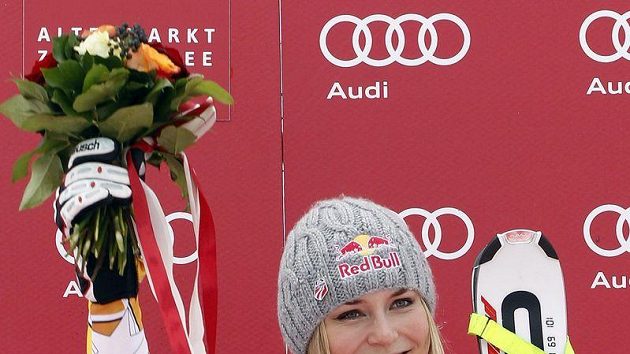 Americká lyžařka Lindsey Vonnová oslavuje triumf ve sjezdu Americká lyžařka Lindsey Vonnová oslavuje triumf ve sjezdu