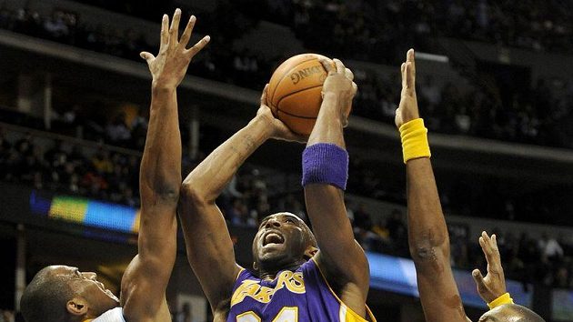 Kobe Bryant z Los Angeles Lakers (uprostřed) se snaží prosadit proti dvojici bránících hráčů z Denveru Nuggets Aaron Affalo (vlevo) a Shelden Williams. Kobe Bryant z Los Angeles Lakers (uprostřed) se snaží prosadit proti dvojici bránících hráčů z Denveru Nuggets Aaron Affalo (vlevo) a Shelden Williams.