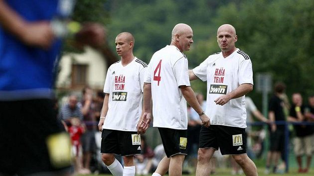 V Lipencích je předseda fotbbalového svazu doma, za tři roky by tam mohl být doma i fotbalový svaz. Na snímku zleva Pavel Hašek, jeho otec Ivan a trenér reprezentace Michal Bílek při exhibici v Lipencích, V Lipencích je předseda fotbbalového svazu doma, za tři roky by tam mohl být doma i fotbalový svaz. Na snímku zleva Pavel Hašek, jeho otec Ivan a trenér reprezentace Michal Bílek při exhibici v Lipencích,