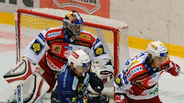 Plzeňský Radek Matějovský (uprostřed) v souboji před brankářem Slavie Stanislavem Nerudou (vlevo) se slávistickým útočníkem Vladimírem Růžičkou Plzeňský Radek Matějovský (uprostřed) v souboji před brankářem Slavie Stanislavem Nerudou (vlevo) se slávistickým útočníkem Vladimírem Růžičkou