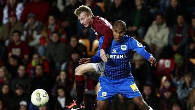 Obránce Liberce Theo Gebre Selassie (vpředu) bojuje o míč s Ladislavem Krejčím ze Sparty. Obránce Liberce Theo Gebre Selassie (vpředu) bojuje o míč s Ladislavem Krejčím ze Sparty.