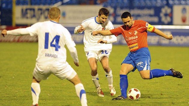 Kapitán Plzně Pavel Horváth (vpravo) před Tomášem Frejlachem z Baníku Ostrava Kapitán Plzně Pavel Horváth (vpravo) před Tomášem Frejlachem z Baníku Ostrava