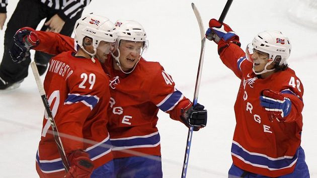 Hokejisté Norska (zleva) Tore Vikingstad, Patrick Thoresen a Mats Zuccarello Aasen Hokejisté Norska (zleva) Tore Vikingstad, Patrick Thoresen a Mats Zuccarello Aasen