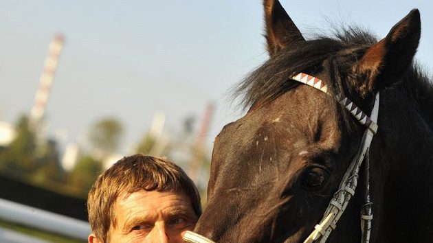 Vítěz 120. ročníku Velké pardubické Josef Váňa s Tiumenem. Vítěz 120. ročníku Velké pardubické Josef Váňa s Tiumenem.