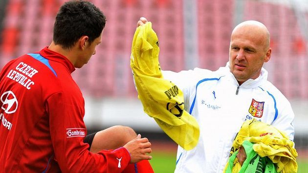 Marek Suchý dostává nominační tričko od kouče Michala Bílka. Marek Suchý dostává nominační tričko od kouče Michala Bílka.