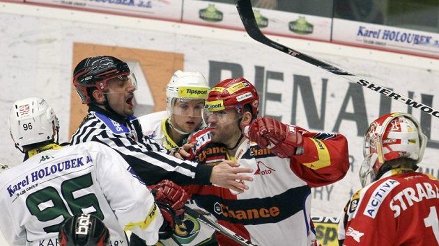 Před brankou Slavie se strhla mela. Jiří Vašíček má s hráči Karlových Varů plné ruce práce Před brankou Slavie se strhla mela. Jiří Vašíček má s hráči Karlových Varů plné ruce práce