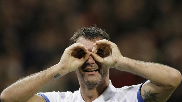 Dejan Stankovič z Intru Milán svérazně oslavuje svůj gól Dejan Stankovič z Intru Milán svérazně oslavuje svůj gól