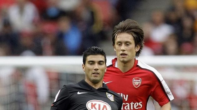 Tomáš Rosický v dresu Arsenalu (vzadu) a Jose Antonio Reyes z Atlétika Madrid Tomáš Rosický v dresu Arsenalu (vzadu) a Jose Antonio Reyes z Atlétika Madrid