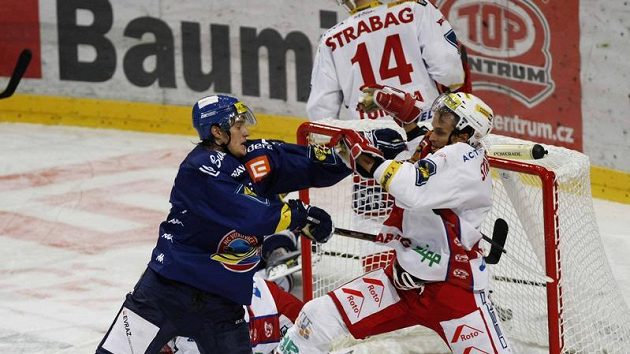 Potyčka vítkovického Petra Strapáče (vlevo) s Petrem Kubošem ze Slavie. Potyčka vítkovického Petra Strapáče (vlevo) s Petrem Kubošem ze Slavie.