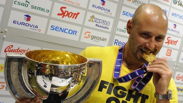 Tomáš Vokoun s pohárem a zlatou medailí z MS. Tomáš Vokoun s pohárem a zlatou medailí z MS.