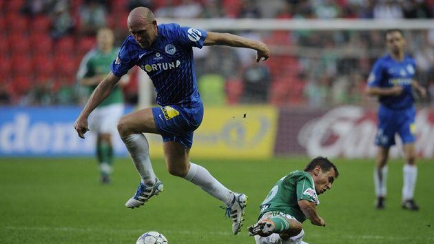 Liberecký Jiří Štajner (vlevo) uniká v duelu na Bohemians domácímu Janu Moravcovi. Liberecký Jiří Štajner (vlevo) uniká v duelu na Bohemians domácímu Janu Moravcovi.