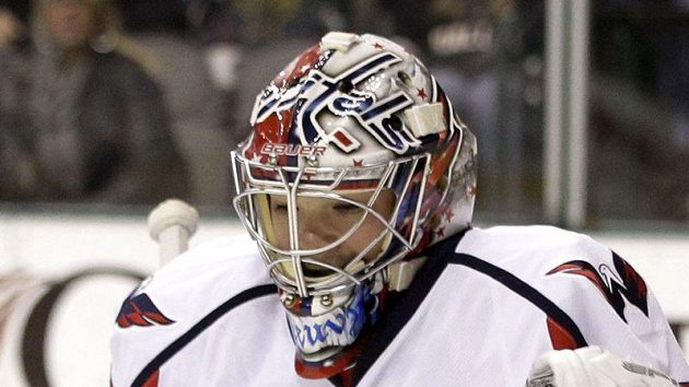Brankář Washingtonu Michal Neuvirth zasahuje v duelu s Dallasem. Brankář Washingtonu Michal Neuvirth zasahuje v duelu s Dallasem.