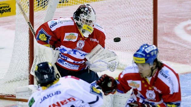 Brankář Pardubic Martin Růžička likviduje šanci Tomáše Klimenty (vlevo) z Liberce. Vpravo Václav Kočí z Pardubic. Brankář Pardubic Martin Růžička likviduje šanci Tomáše Klimenty (vlevo) z Liberce. Vpravo Václav Kočí z Pardubic.