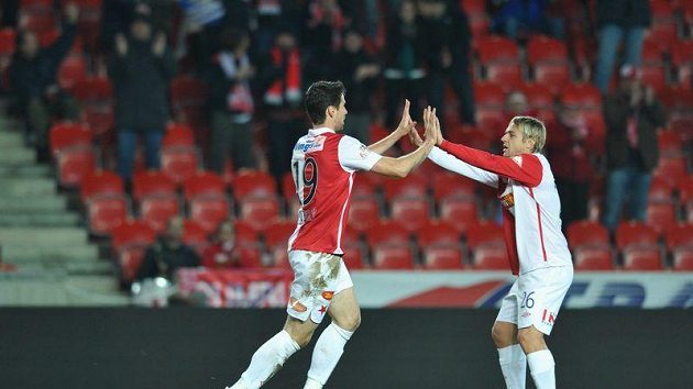 Jiří Koubský (vlevo) se raduje se svým spoluhráčem ze Slavie Jaroslavem Černým z branky. Jiří Koubský (vlevo) se raduje se svým spoluhráčem ze Slavie Jaroslavem Černým z branky.