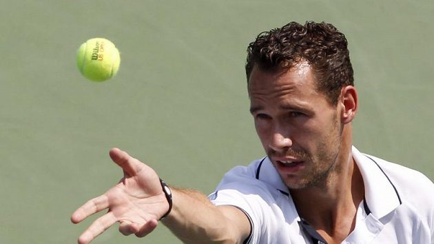 Francouzský tenista Michael Llodra v utkání 1. kola US Open proti Tomáši Berdychovi. Francouzský tenista Michael Llodra v utkání 1. kola US Open proti Tomáši Berdychovi.
