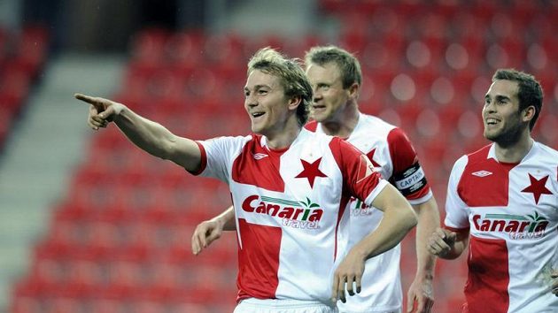 Radost slávistů z gólu proti Spartě, vpředu jeho autor Milan Černý. Radost slávistů z gólu proti Spartě, vpředu jeho autor Milan Černý.
