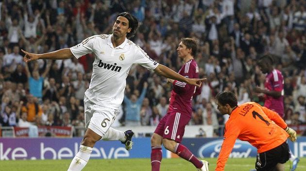 Sami Khedira z Realu Madrid se raduje z gólu do sítě Lyonu. Sami Khedira z Realu Madrid se raduje z gólu do sítě Lyonu.