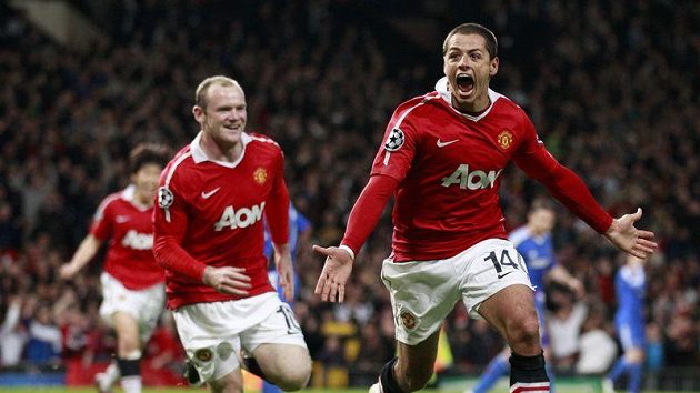 Javier Hernándéz se raduje z úvodního gólu do sítě Chelsea. S mexickým střelcem se běží radovat i Wayne Rooney. Javier Hernándéz se raduje z úvodního gólu do sítě Chelsea. S mexickým střelcem se běží radovat i Wayne Rooney.