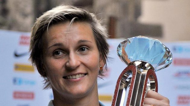 Barbora Špotáková s trofejí vítězky Diamantové ligy. Barbora Špotáková s trofejí vítězky Diamantové ligy.