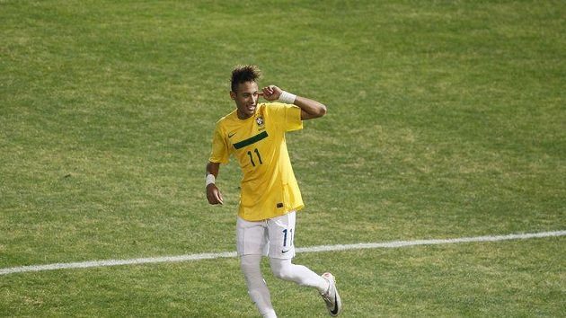 Brazilec Neymar dal gól a gestem naznačil, že chce slyšet aplaus bariér... Brazilec Neymar dal gól a gestem naznačil, že chce slyšet aplaus bariér...