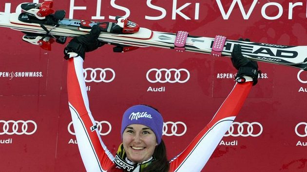 Šárka Záhrobská oslavuje vítězství ve slalomu SP v Aspenu. Šárka Záhrobská oslavuje vítězství ve slalomu SP v Aspenu.