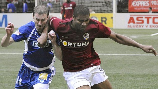 Liberecký Miroslav Holeňák (vlevo) bojuje o míč s Léonardem Kweukem ze Sparty ve finále Víkendu šampiónů. Liberecký Miroslav Holeňák (vlevo) bojuje o míč s Léonardem Kweukem ze Sparty ve finále Víkendu šampiónů.