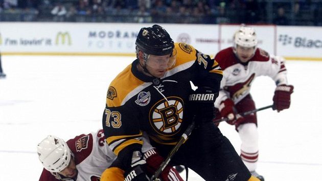 Michael Ryder z Bostonu před Adrianem Aucoinem z Phoenixu. Michael Ryder z Bostonu před Adrianem Aucoinem z Phoenixu.