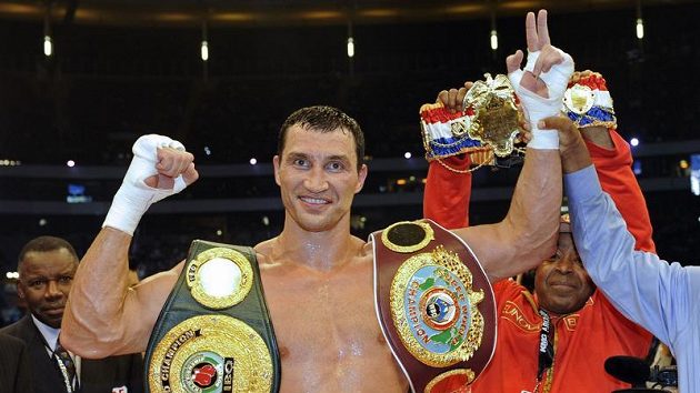 Ukrajinský boxer Vladimir Kličko obhájil mistrovský titul organizací WBO a IBF v těžké váze. Ukrajinský boxer Vladimir Kličko obhájil mistrovský titul organizací WBO a IBF v těžké váze.