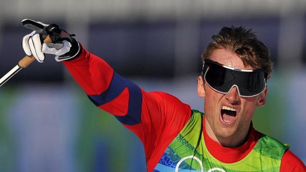 Norský běžec na lyžích Petter Northug se raduje ze zlaté olympijské medaili ze sprintu dvojic. Norský běžec na lyžích Petter Northug se raduje ze zlaté olympijské medaili ze sprintu dvojic.