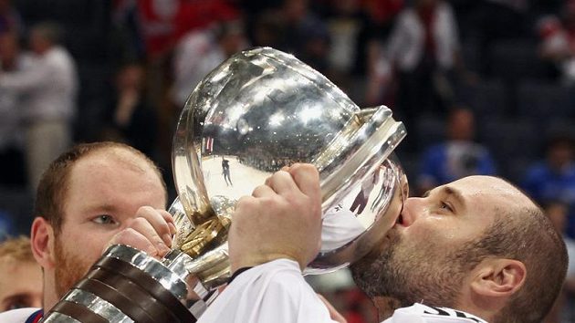 Tomáš Vokoun líbá pohár, který patří jen mistrům světa. To byl rok 2010. V tomto roce se na světovém šampionátu neukáže. Tomáš Vokoun líbá pohár, který patří jen mistrům světa. To byl rok 2010. V tomto roce se na světovém šampionátu neukáže.