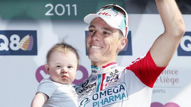 Belgičan Phillipe Gilbert se spolu se synem Alanem raduje z vítězství. Belgičan Phillipe Gilbert se spolu se synem Alanem raduje z vítězství.