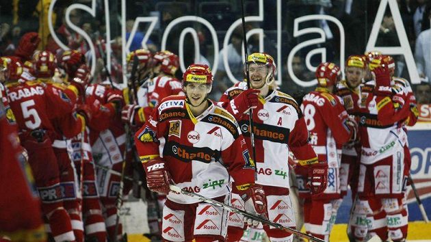 Hokejisté Slavie se radují z postupu přes Liberec. Hokejisté Slavie se radují z postupu přes Liberec.