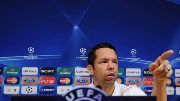 Kapitán Viktorie Plzeň Pavel Horváth na tiskové konferenci před utkáním Ligu mistrů s FC Barcelona. Kapitán Viktorie Plzeň Pavel Horváth na tiskové konferenci před utkáním Ligu mistrů s FC Barcelona.