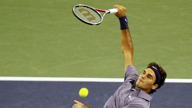Roger Federer smečuje proti Johnu Isnerovi v zápase v Šanghaji. Roger Federer smečuje proti Johnu Isnerovi v zápase v Šanghaji.