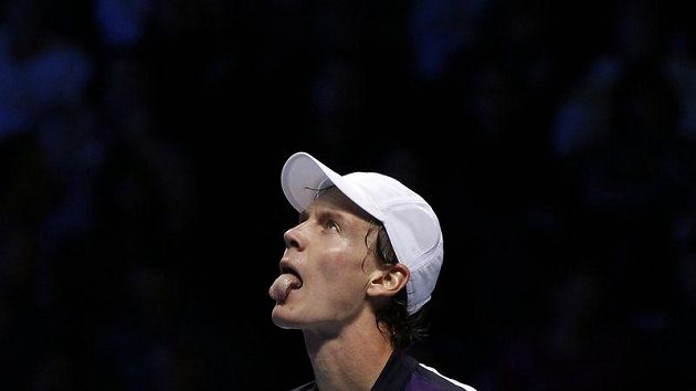 Tenista Tomáš Berdych reaguje na jednu z výměn v utkání s Novakem Djokovičem. Tenista Tomáš Berdych reaguje na jednu z výměn v utkání s Novakem Djokovičem.