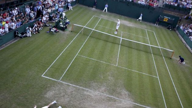 Až do úmoru hráli Francouz Nicolas Mahut (vlevo) a John Isner v prvním kole Wimbledonu. Až do úmoru hráli Francouz Nicolas Mahut (vlevo) a John Isner v prvním kole Wimbledonu.