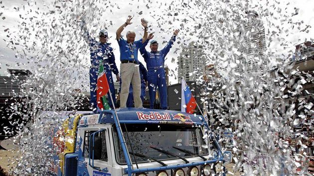 Tým Kamazu slaví triumf v Rallye Dakar Tým Kamazu slaví triumf v Rallye Dakar