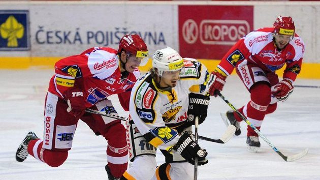 Litvínovský František Lukeš (v popředí) stíhaný Jakubem Šulcem z Českých Budějovic. Litvínovský František Lukeš (v popředí) stíhaný Jakubem Šulcem z Českých Budějovic.