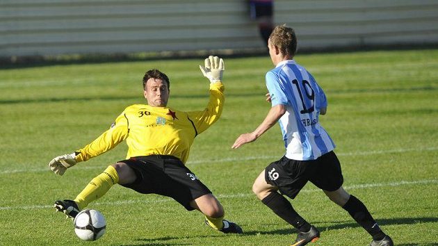 Jan Chramosta v nájezdu proti kroměřížskému brankáři Marku Voglovi. Jan Chramosta v nájezdu proti kroměřížskému brankáři Marku Voglovi.