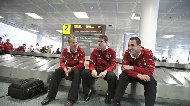 Čeští fotbalisté David Limberský (vlevo), Daniel Pudil (uprostřed) a Michal Daněk po příletu ze Spojených států amerických. Čeští fotbalisté David Limberský (vlevo), Daniel Pudil (uprostřed) a Michal Daněk po příletu ze Spojených států amerických.
