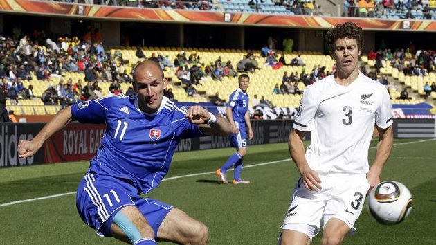 Slovenský fotbalista Robert Vittek (vlevo) v dresu reprezentace. Slovenský fotbalista Robert Vittek (vlevo) v dresu reprezentace.