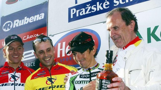 Robert Bakalář (vpravo) v objetí s francouzským cyklistou Miguelem Martinezem, který mu předal dárek k 65. narozeninám Robert Bakalář (vpravo) v objetí s francouzským cyklistou Miguelem Martinezem, který mu předal dárek k 65. narozeninám
