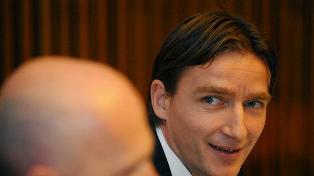 Manažer fotbalové reprezentace Vladimír Šmicer (vpravo) má na Emiráty, kam v pátek s reprezentací zamířil, moc příjemné vzpomínky i jako hráč. Manažer fotbalové reprezentace Vladimír Šmicer (vpravo) má na Emiráty, kam v pátek s reprezentací zamířil, moc příjemné vzpomínky i jako hráč.