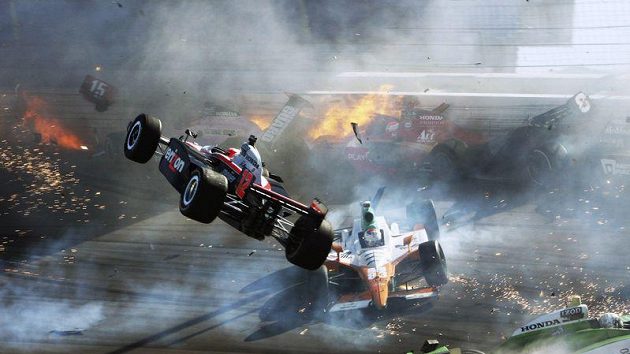 Děsivý karambol, ve kterém našel smrt britský pilot Dan Wheldon. Děsivý karambol, ve kterém našel smrt britský pilot Dan Wheldon.