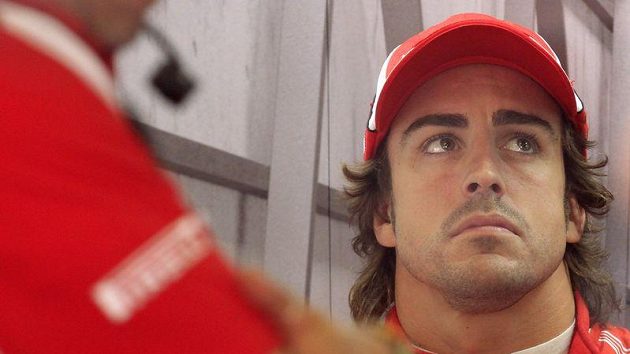 Při pohledu na pořadí šampionátu má Fernando Alonso k úsměvu daleko. Při pohledu na pořadí šampionátu má Fernando Alonso k úsměvu daleko.